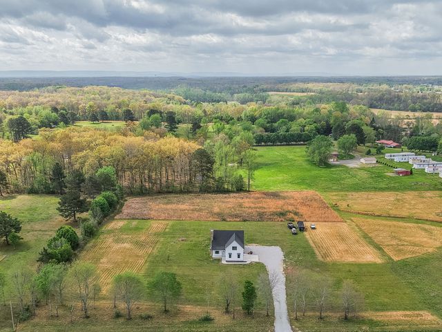 210 Deer Creek Ln, Tullahoma, TN 37388