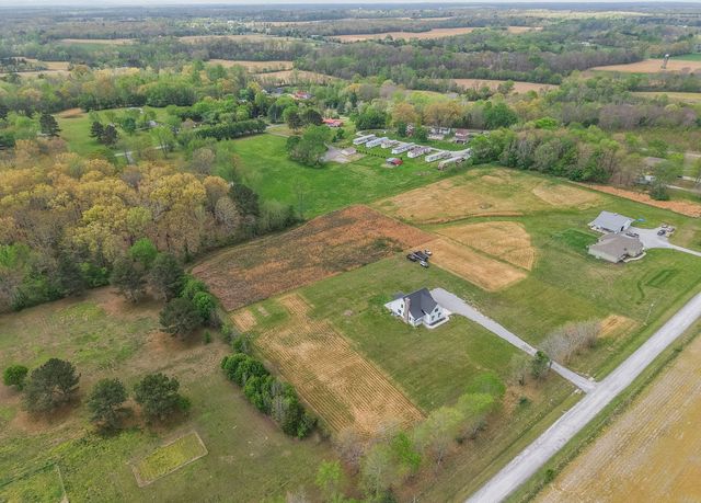 210 Deer Creek Ln, Tullahoma, TN 37388