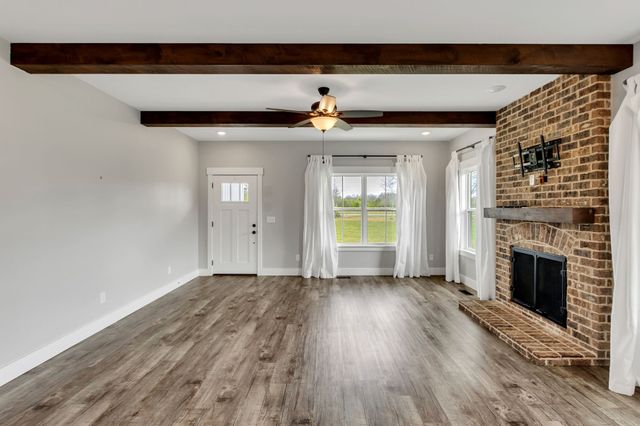 210 Deer Creek Ln, Tullahoma, TN 37388