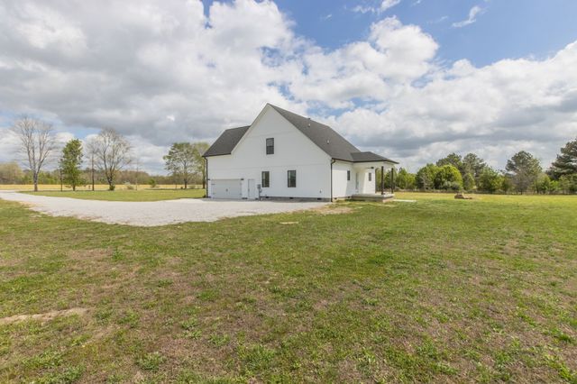 210 Deer Creek Ln, Tullahoma, TN 37388