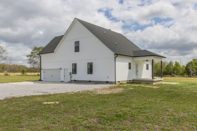 210 Deer Creek Ln, Tullahoma, TN 37388