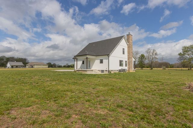 210 Deer Creek Ln, Tullahoma, TN 37388