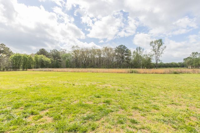 210 Deer Creek Ln, Tullahoma, TN 37388