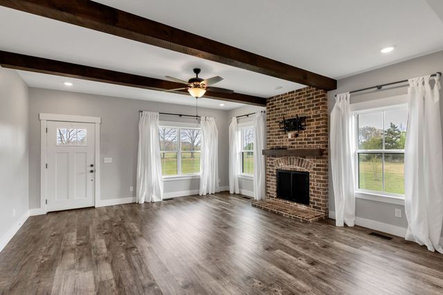 210 Deer Creek Ln, Tullahoma, TN 37388