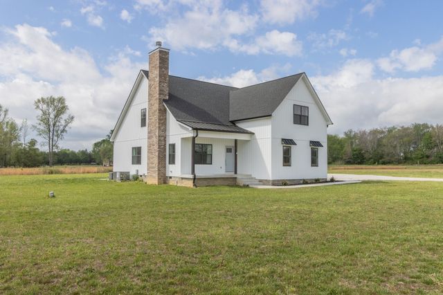 210 Deer Creek Ln, Tullahoma, TN 37388