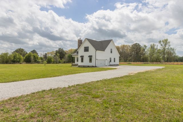 210 Deer Creek Ln, Tullahoma, TN 37388