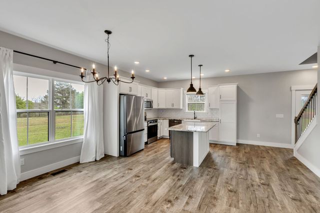 210 Deer Creek Ln, Tullahoma, TN 37388