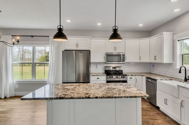 210 Deer Creek Ln, Tullahoma, TN 37388