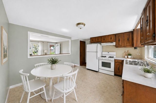 51 Holly Ln, Westport, MA 02790