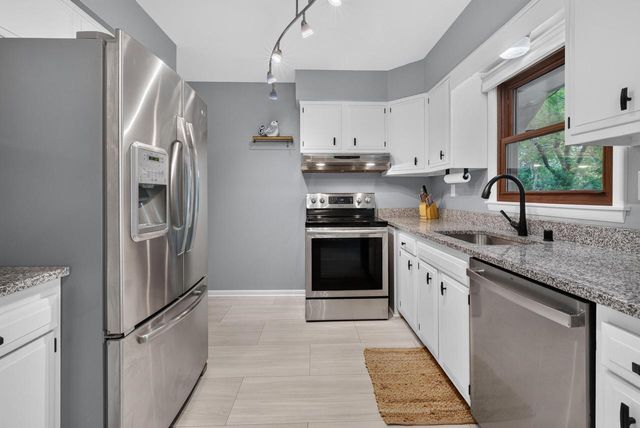 2550 N Springdale ROAD, Brookfield, WI 53045
