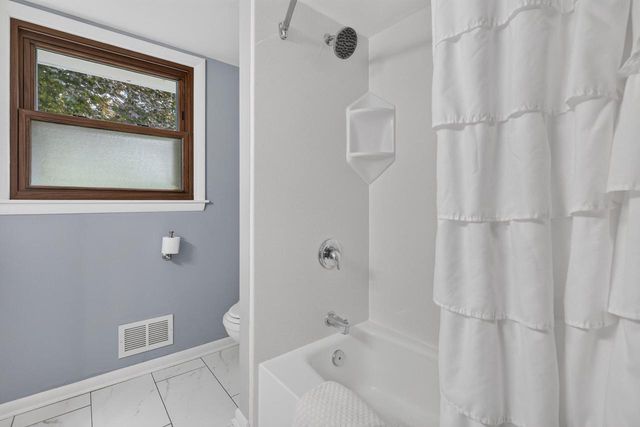 2550 N Springdale ROAD, Brookfield, WI 53045