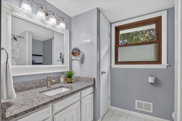2550 N Springdale ROAD, Brookfield, WI 53045