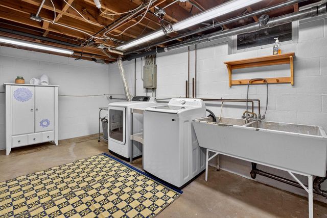 2550 N Springdale ROAD, Brookfield, WI 53045