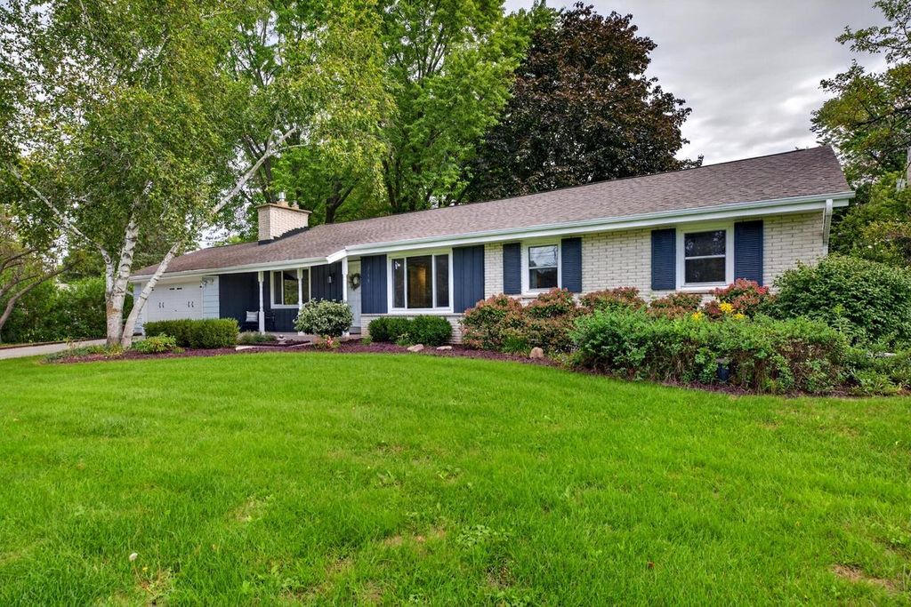 2550 N Springdale ROAD, Brookfield, WI 53045