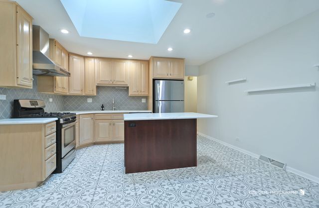 605 W GILBERT Road, Palatine, IL 60067