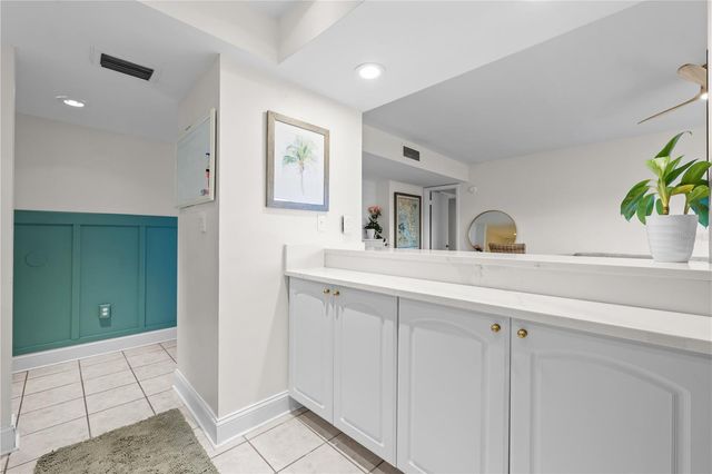 782 VILLAGE LAKE TERRACE N 103, St Petersburg, FL 33716