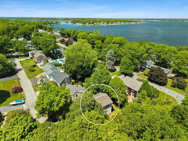 2 Lafayette Drive, Bristol, RI 02809