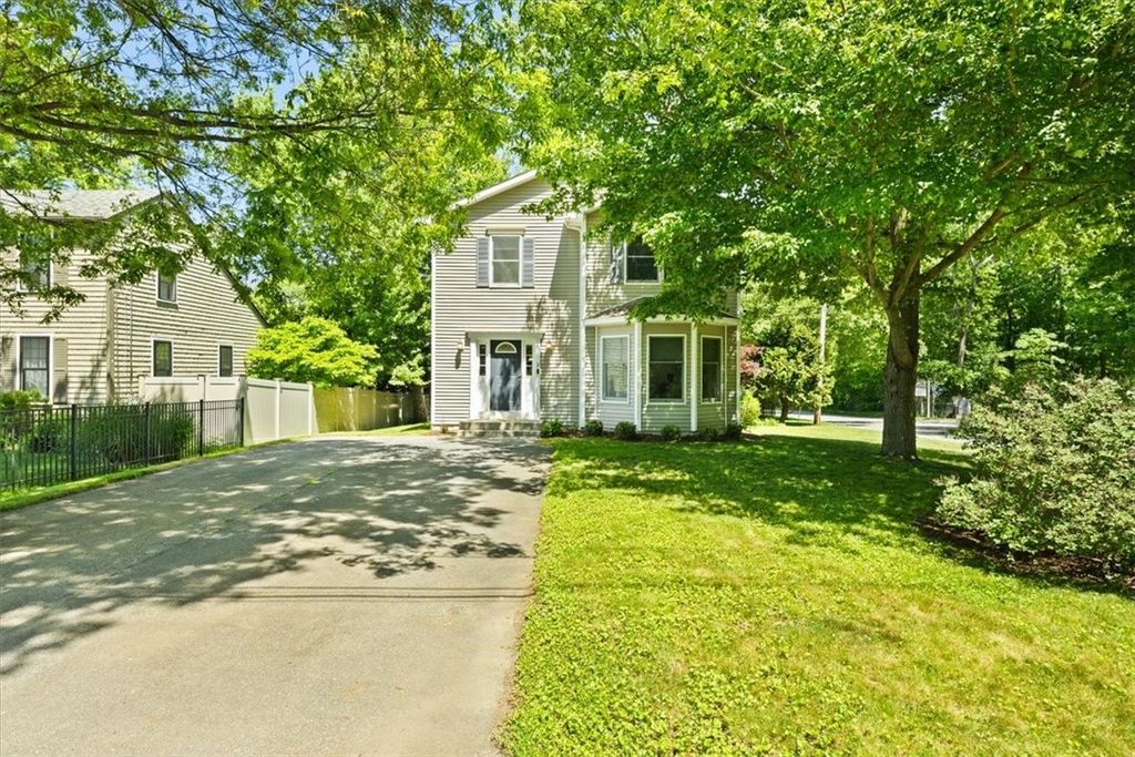 2 Lafayette Drive, Bristol, RI 02809