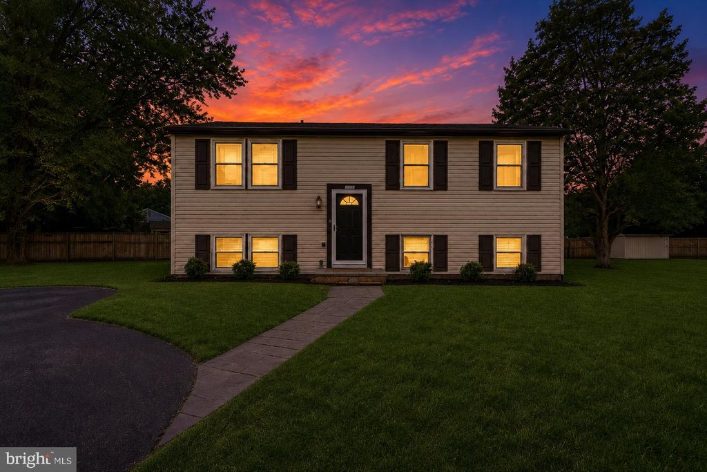 1245 WILSHIRE DR, Herndon, VA 20170