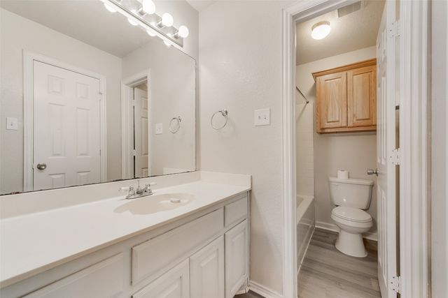 220 Hollywood Drive, Glenn Heights, TX 75154