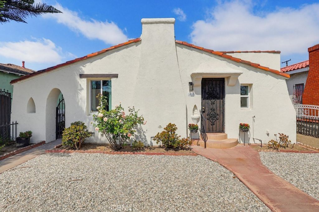 2525 Fashion Avenue, Long Beach, CA 90810