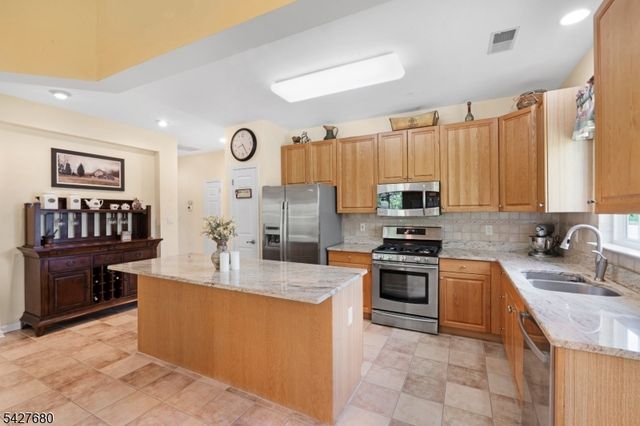 20 Ascot Dr, White Twp., NJ 07823