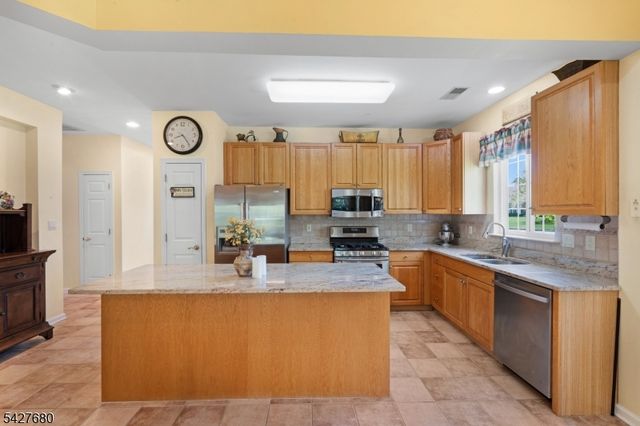 20 Ascot Dr, White Twp., NJ 07823