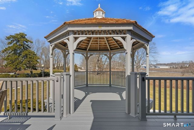 15 Linden Shores 15, Branford, CT 06405