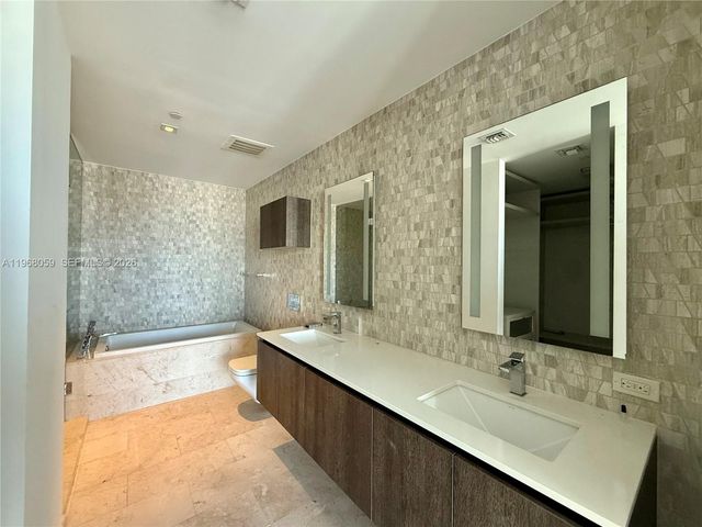 88 SW 7th St 1808, Miami, FL 33130