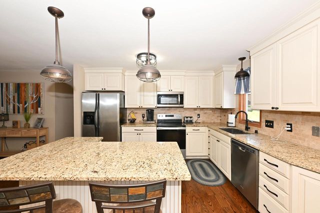 1021 Eton COURT, Hartland, WI 53029