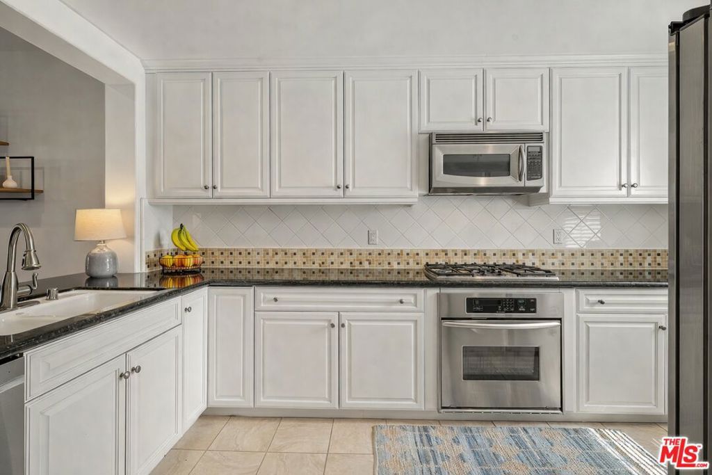 Image 13 of property listing at 12975 Agustin Place 418, Playa Vista, CA 90094