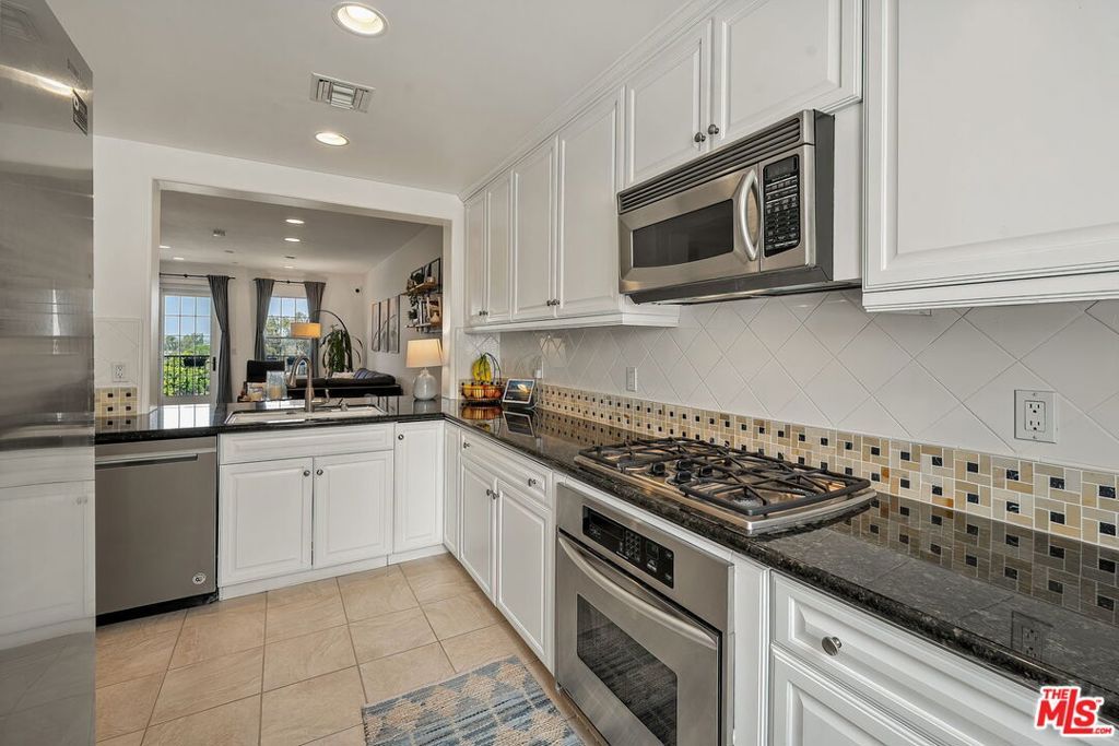 Image 15 of property listing at 12975 Agustin Place 418, Playa Vista, CA 90094