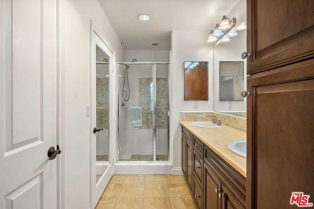 Image 20 of property listing at 12975 Agustin Place 418, Playa Vista, CA 90094
