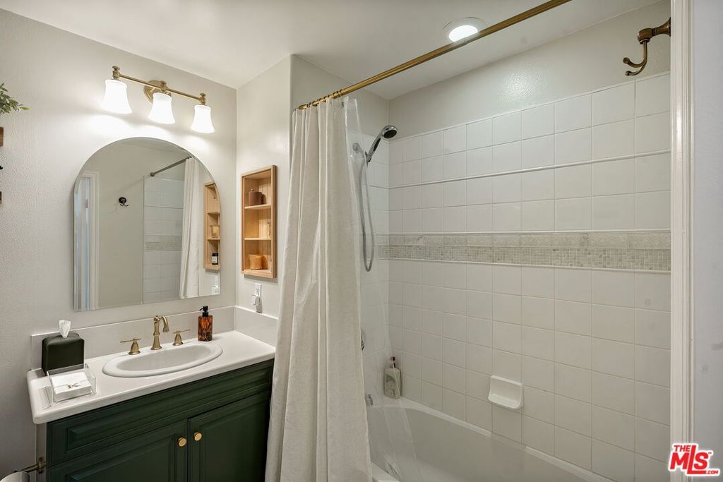 Image 24 of property listing at 12975 Agustin Place 418, Playa Vista, CA 90094