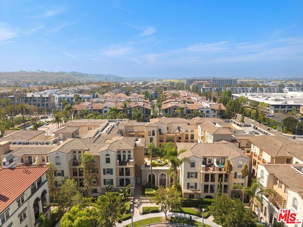 Image 31 of property listing at 12975 Agustin Place 418, Playa Vista, CA 90094