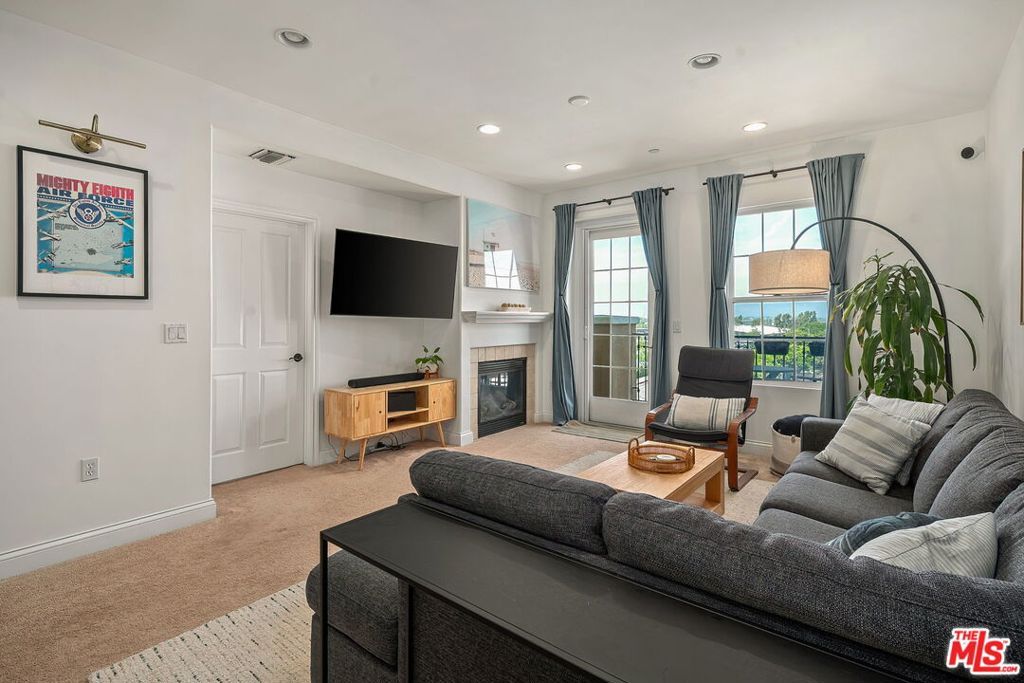 Image 6 of property listing at 12975 Agustin Place 418, Playa Vista, CA 90094