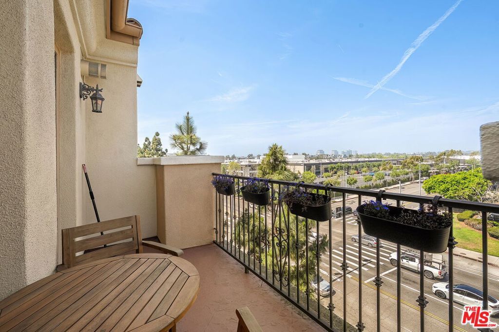 Image 7 of property listing at 12975 Agustin Place 418, Playa Vista, CA 90094