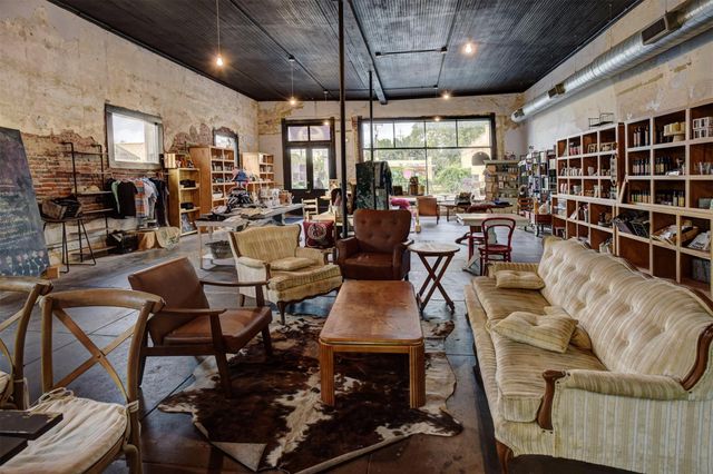108 NE 2nd ST, Smithville, TX 78957