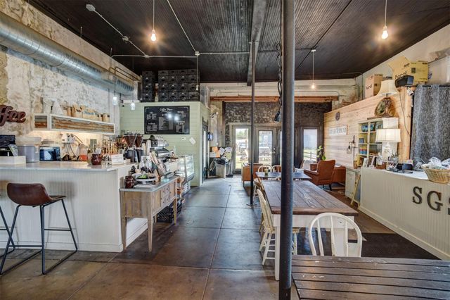 108 NE 2nd ST, Smithville, TX 78957
