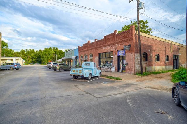 108 NE 2nd ST, Smithville, TX 78957