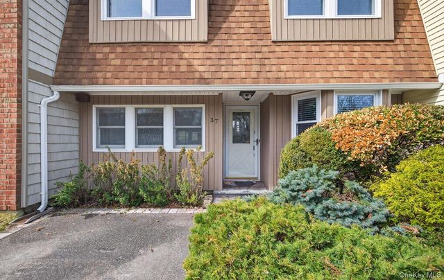 37 Aspen Drive W 37, Woodbury, NY 11797