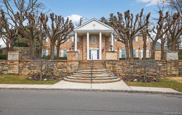 37 Aspen Drive W 37, Woodbury, NY 11797