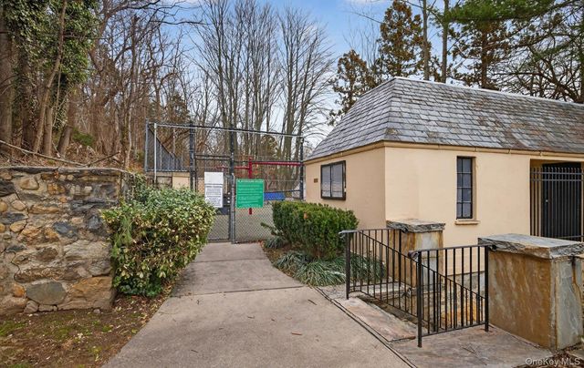 37 Aspen Drive W 37, Woodbury, NY 11797