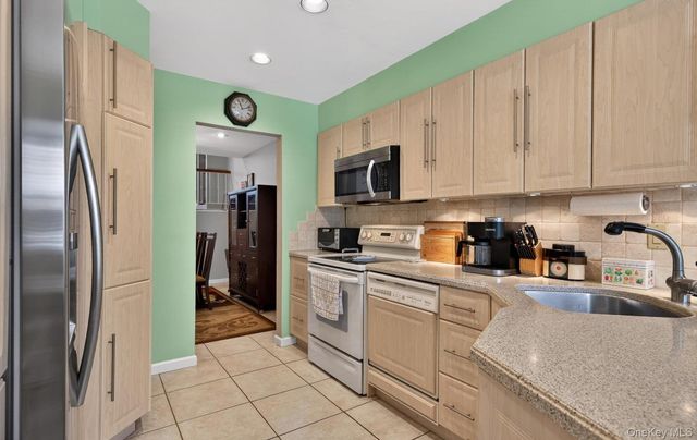 37 Aspen Drive W 37, Woodbury, NY 11797