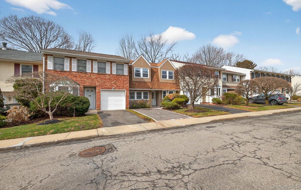 37 Aspen Drive W 37, Woodbury, NY 11797