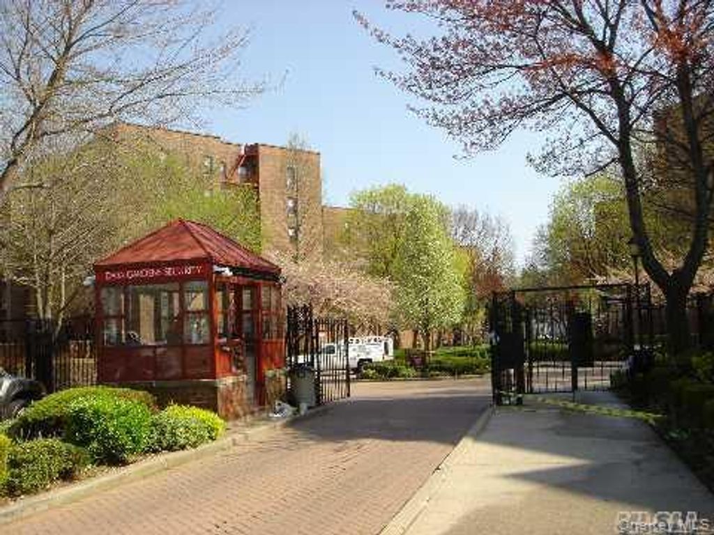 150-25 72 Road 1J, Kew Garden Hills, NY 11367 — exterior
