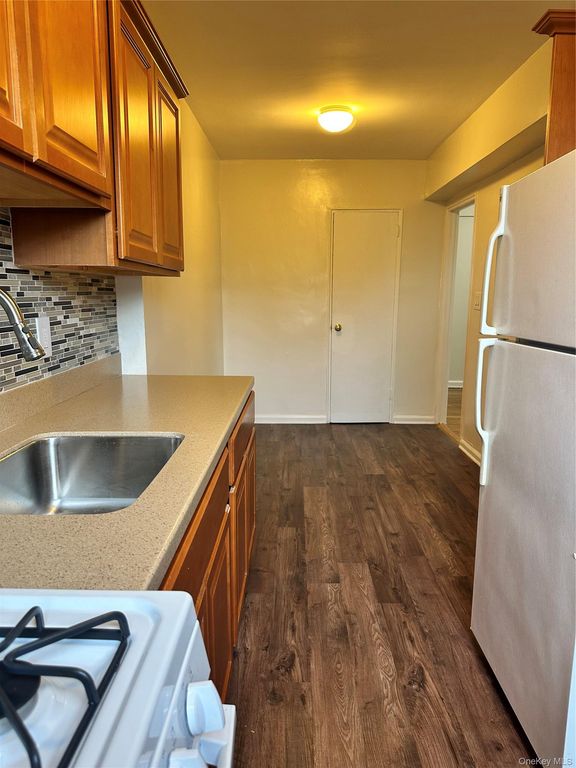150-25 72 Road 1J, Kew Garden Hills, NY 11367 — photo 3