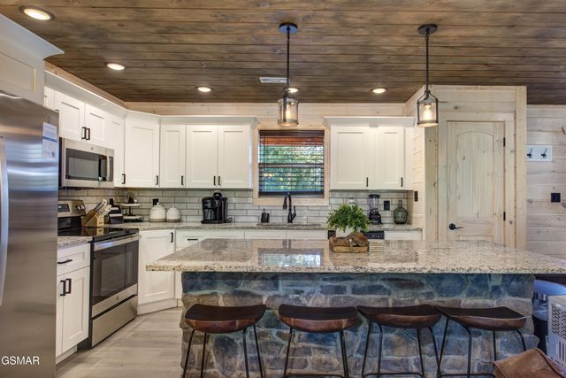 1717 Summit View Way, Pigeon Forge, TN 37862