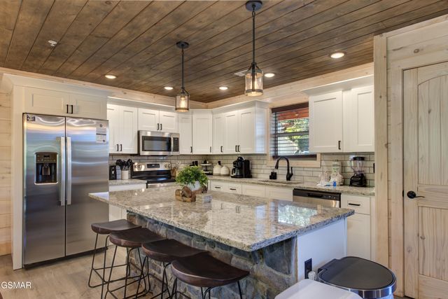 1717 Summit View Way, Pigeon Forge, TN 37862