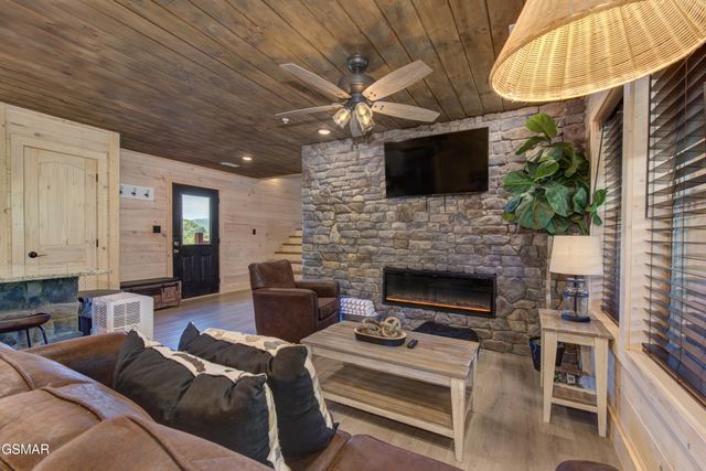 1717 Summit View Way, Pigeon Forge, TN 37862